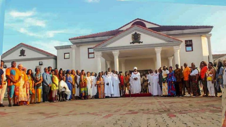 NIGERIA: AFRICAN-AMERICAN TOURISTS VISIT THE OBA OF BENIN